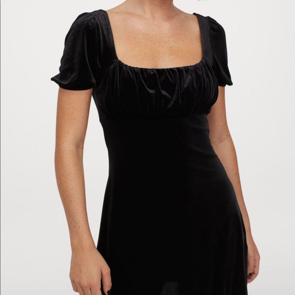 Puff-Sleeved Velvet Dress